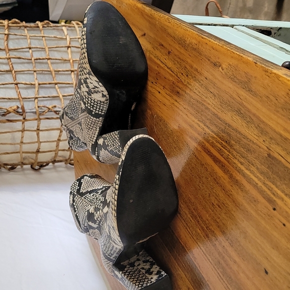 Snake skin size 6.5 boot. Zipper on the inside of boot. No nicks no scuffs. - Picture 7 of 8